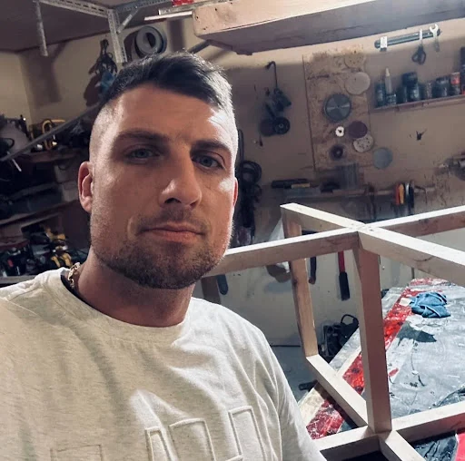 Artisan travaillant une création en bois