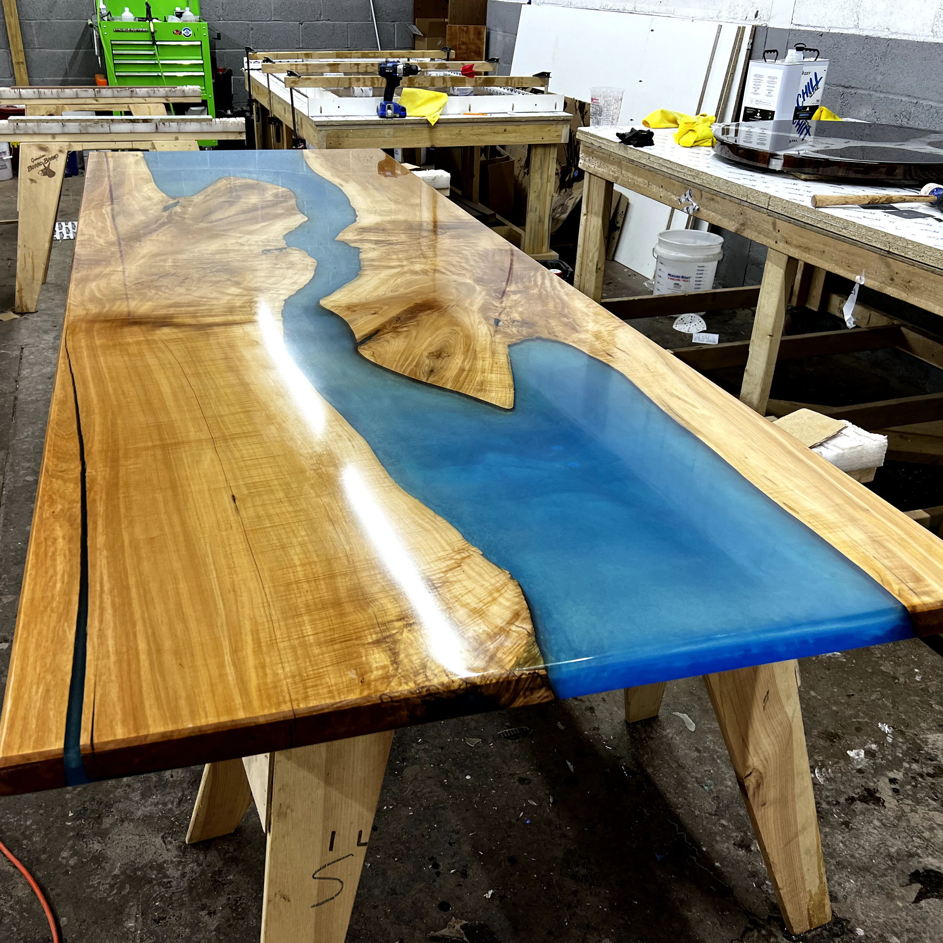 Table rivière bleue en bois et époxy