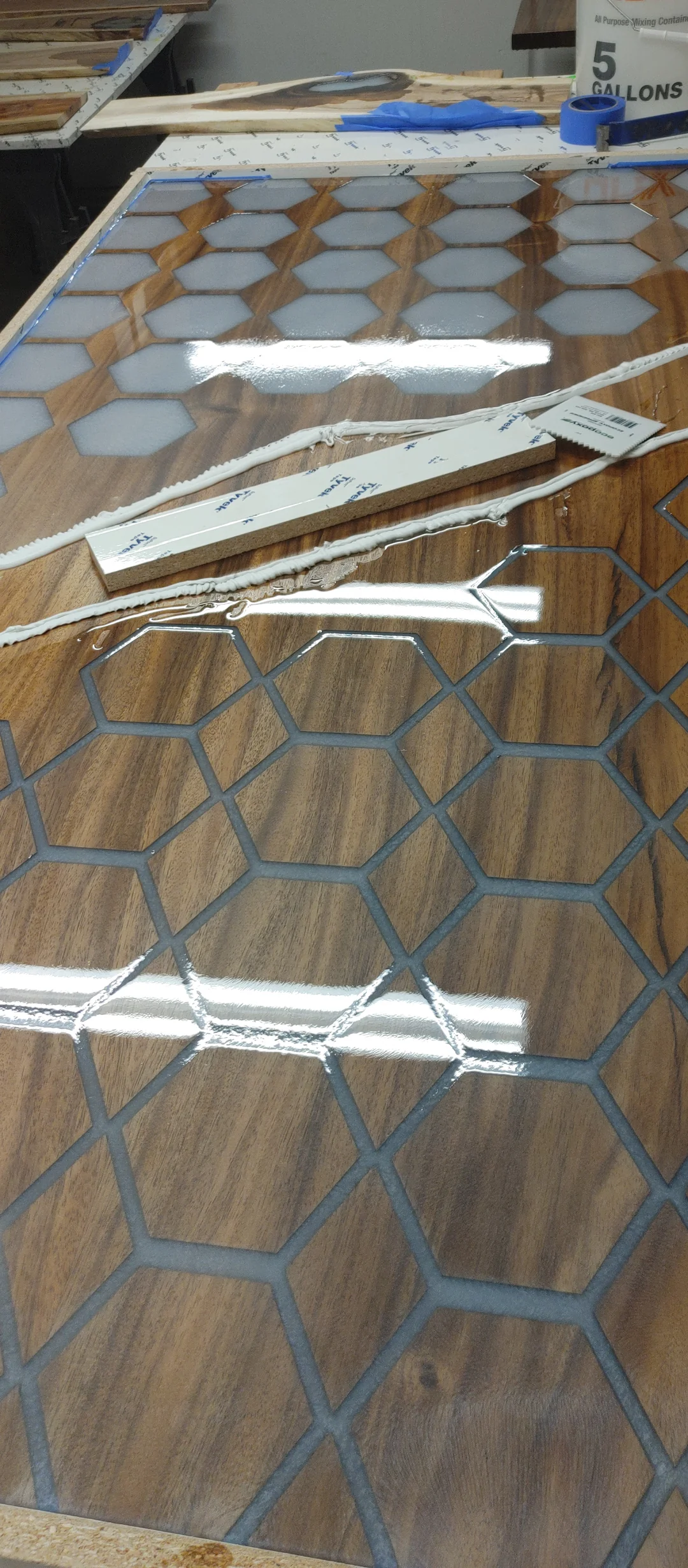 Motif géométrique en bois et époxy