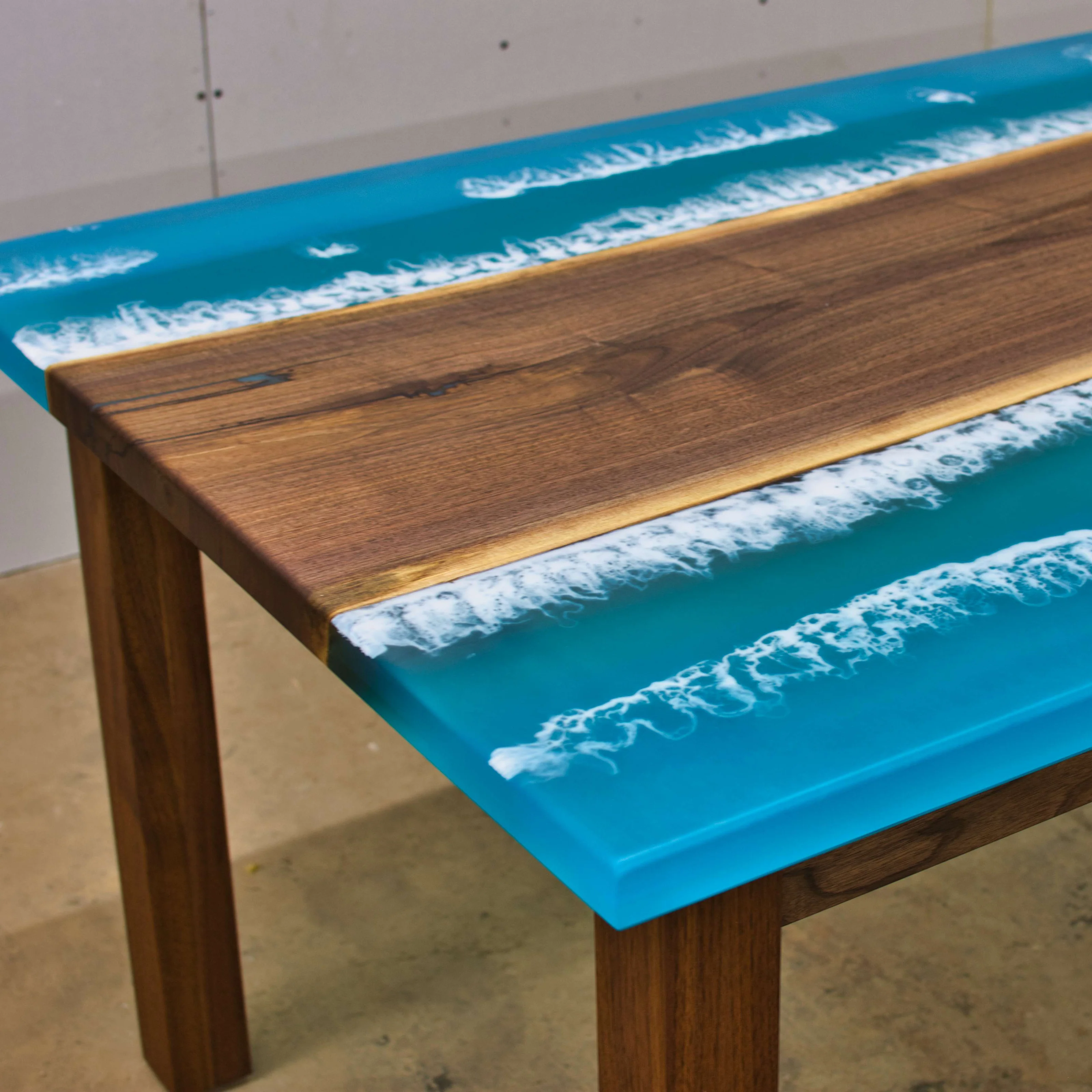 Table effet océan en bois et époxy